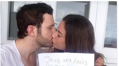 Zaľúbenci zverejnili selfie. Vďaka nápisu, ktorý držia, zvalcovalo internet