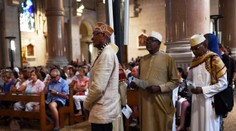 Toto asi teroristi nečakali. Moslimovia si prišli uctiť pamiatku zabitého kňaza