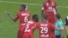 VIDEO: Kuriózna červená karta v Ligue 1. Hráč Lyonu si ju doslova vypýtal