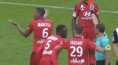 VIDEO: Kuriózna červená karta v Ligue 1. Hráč Lyonu si ju doslova vypýtal