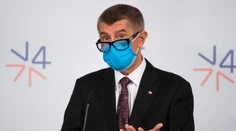 Česi protestovali proti opatreniam pred domom Andreja Babiša, priniesli aj rakvu