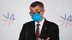 Česi protestovali proti opatreniam pred domom Andreja Babiša, priniesli aj rakvu