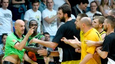 Veľké basketbalové finále v Prievidzi museli zrušiť. Fanúšikovia pri oslavách zranili rozhodcu