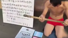 Zachráňte môjho syna! Otec sa necháva mlátiť na ulici, aby jeho synček neoslepol