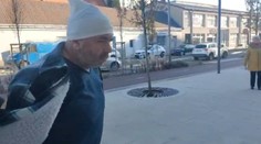 Muža, ktorý mal v Malackách vyhodiť manželku z okna a útočiť nožom na ľudí, vzali do väzby