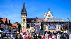 Mestá a obce by mali za hudbu na akciách platiť viac. Čaká nás menej podujatí?