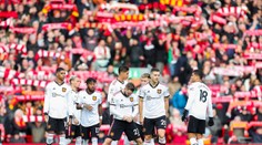 Mali šťastie, že domov nešli s fanúšikmi vlakom. Ten Hag nútil hráčov počúvať chorály Liverpoolu