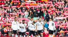 Mali šťastie, že domov nešli s fanúšikmi vlakom. Ten Hag nútil hráčov počúvať chorály Liverpoolu