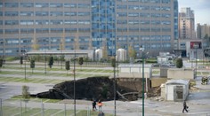 VIDEO: Pred neapolskou nemocnicou nastal výbuch. Obrovský kráter pohltil autá