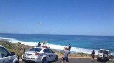 Mladý surfer po útoku žraloka doplával na breh a zomrel