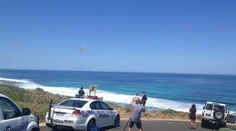 Mladý surfer po útoku žraloka doplával na breh a zomrel