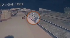 VIDEO: Železničiar sa vyrútil proti idúcemu vlaku, aby zachránil život dieťaťa