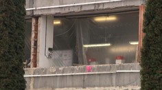 V práci drkocú zubami, pretože v hale vymieňajú okná. Hygienici to preveria