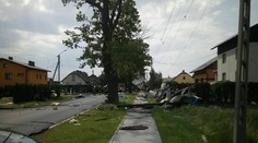 VIDEO: Tornádo vyčíňalo len 35 kilometrov od Slovenska. Žene zlomila nohy časť strhnutej strechy