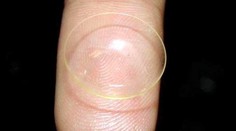 Študentka si nečistila kontaktné šošovky, améby jej vyžrali obe oči