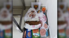 FOTO: Klobásy, mäso i mliečne výrobky. Colníci na letisku počas leta zaistili tiež tisíce kusov cigariet