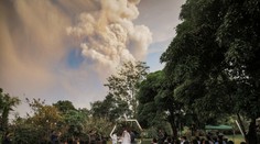 VIDEO: Skutočný adrenalín. Pár sa zosobášil nebezpečne blízko aktívnej sopky