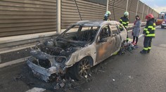 Na R1 počas jazdy vzbĺklo auto, rodina s dieťaťom sa zachránila v poslednej chvíli