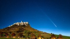 GALÉRIA: Kométa storočia nad Spišským hradom. Fotografovi asistoval najjasnejší spln Mesiaca v roku