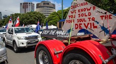 Kamióny protestujúce proti pandemickým obmedzeniam upchali ulice vo Wellingtone