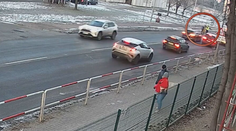 VIDEO: Centimetre od obrovskej tragédie. Mestský policajt v Nových Zámkoch zachránil deti pred rútiacim sa autom