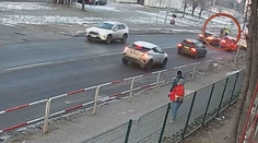 VIDEO: Centimetre od obrovskej tragédie. Mestský policajt v Nových Zámkoch zachránil deti pred rútiacim sa autom