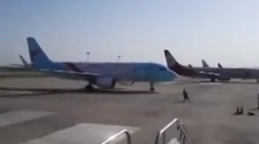 Bizarná situácia na letisku. Pracovník naháňal rozbehnuté lietadlo