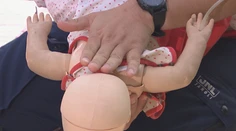 Viete pomôcť topiacemu sa bábätku? Vaše ústa a prsty mu môžu zachrániť život