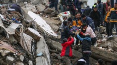 Počet obetí zemetrasenia v Turecku a Sýrii je už viac ako tritisíc. Vyhlásili sedemdňový štátny smútok