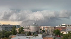 Hromy, blesky a prudký lejak. Silná búrka dorazila do Bratislavy, postupuje ďalej