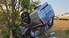 VIDEO: Dvaja policajti sa zranili pri dramatickej nehode na D1. Ich auto prerazilo zvodidlá a skončilo na streche