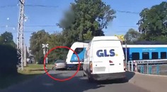 FOTO+VIDEO: Policajnú naháňačku ukončil vlak. Zmietol z trate unikajúce auto s „podarenou“ posádkou