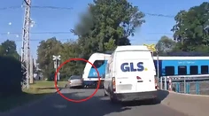 FOTO+VIDEO: Policajnú naháňačku ukončil vlak. Zmietol z trate unikajúce auto s „podarenou“ posádkou