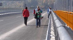 Ľudia sa mohli prejsť po dokončenej diaľnici. Naskytol sa im neuveriteľný výhľad