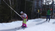 Tatry zažívajú nápor prázdninových lyžiarov zo západného Slovenska. Napriek slabej zime fungujú všetky zjazdovky
