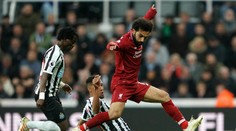 Origi v závere prekonal Dúbravku a udržal tak Liverpool v hre o titul