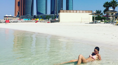 Telo bohyne. Sexy tanečnica z Tvoja tvár znie povedome v plavkách