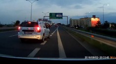 Drzosť niektorých šoférov skutočne nepozná hranice. Toto zachytil náš divák