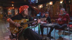 Samčo už dva roky cestuje po Slovensku a zabáva ľudí svojimi svojráznymi vystúpeniami