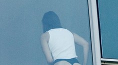 Modelka pózovala v nohavičkách pred frajerom. Takto sa v okne otočiť nemala