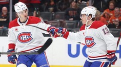 VIDEO: Slafkovský sa vrátil do elitného útoku a za tri minúty prihral na dva góly. Montrealu to však tesne nestačilo