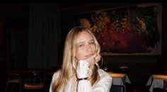 Tvoj otec mi zabil brata. Ukrajinský novinár v Paríži konfrontoval Putinovu nemanželskú dcéru