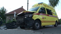 Ťažký víkend na cestách. V Prievidzi sa zrazila sanitka s taxíkom