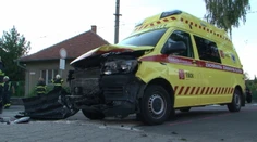 Ťažký víkend na cestách. V Prievidzi sa zrazila sanitka s taxíkom