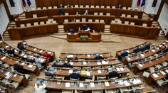 Poslanci by mali v roku 2022 stráviť v parlamente najmenej 82 dní