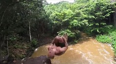 Video len pre odolných. Muž sa dokaličil pri skoku zo skaly