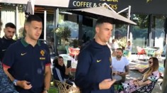 Ronaldo so spoluhráčmi sa vybrali na prechádzku. Prosby fanúšikov však odignorovali