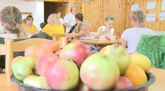 Žijú bez rodičov, teraz im zbombardovali mesto. Deti z Ukrajiny trávia prázdniny na chate pri Banskej Bystrici