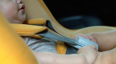 Žena nechala v uzamknutom aute v Humennom dieťa, hrozí jej až desaťročné väzenie