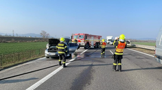 Na D1 pri Dubnici nad Váhom horelo auto, dopravu riadi polícia